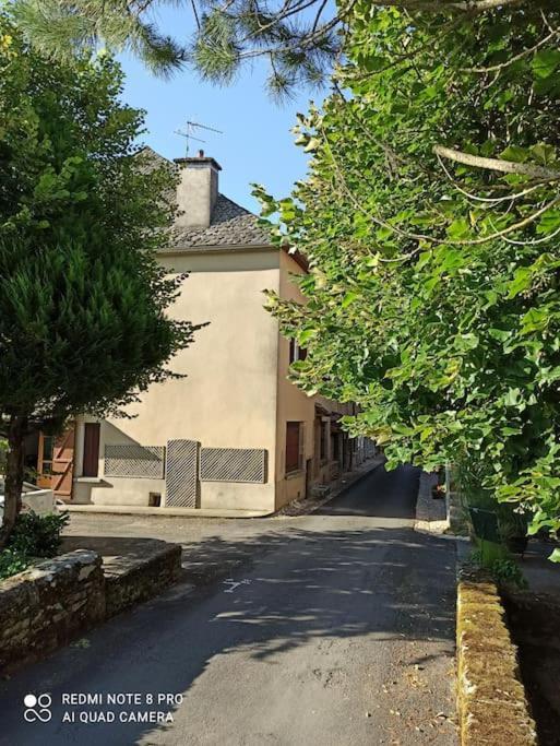 Agreable Maison Au Coeur D'Un Village Classe Sauveterre-de-Rouergue Exterior photo